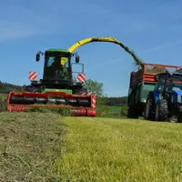 La crise sanitaire oblige les agriculteurs à réorganiser les chantiers d’ensilage où la distanciation sociale est parfois difficile à appliquer.