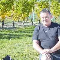 Jean-Pierre Pradier, du haut de ses soixante années passées dans les vignes, prend sa retraite et cède son exploitation.