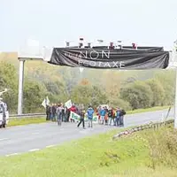 Portique bâché sur une route normande, dans le cadre des manifestations contre la mise en place de l’écotaxe.