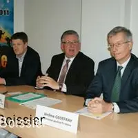 De gauche à droite : Eric Gold, conseiller général de Randan, en charge des dossiers concernant la Chaîne des Puys, Jean-Yves Gouttebel, président du
