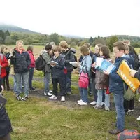 Dehors, au pied du puy-de-Dôme, découverte des pâturages. On écoute et on prend des notes.
