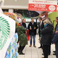 La délégation est venue porter des chrysanthèmes dans le rayon des produits laitiers. Le lait premier prix, vendu à 0,73 cts € le litre, peut-il rémun