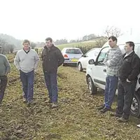 Responsables syndicaux et agriculteurs, face au lieutenant de louveterie.