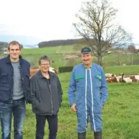Le Gaec Grégoire à Aveize dans les monts du Lyonnais a accueilli sur son exploitation un groupe
d’éleveurs laitiers lors des journées énergisantes du