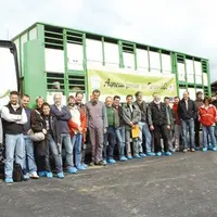 Devant le camion : les responsables de Copagno en compagnie d’éleveurs de la coopérative, d’une partie de l’équipe des salariés de Copagno, des respon