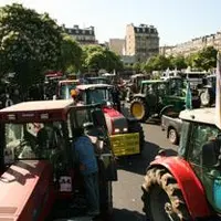 Du jamais vu dans les rues de Paris : 1.500 tracteurs ont envahi les allées de la capitale sous les yeux ébahis des parisiens.