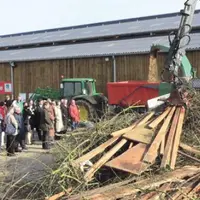 Inauguration de la nouvelle ferme du lycée de Sées. Elle est tournée vers le développement durable. Sur la photo, la déchiqueteuse à bois dont les cop