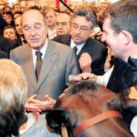 Jacques Chirac a passé un long moment auprès des éleveurs de toutes les races bovines présentes au salon. Caresses aux animaux et félicitations aux él