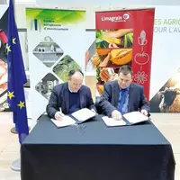 Ambroise Fayolle, Vice-président de la BEI et Sébastien Vidal, Vice-Président de Limagrain ont signé un accord de prêt sur le stand de la BEI au salon
