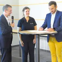 Au Sommet de l’élevage, Yvon Darignac, président de Solu’Nature (à gauche), la représentante de Eurofins Laboratoire Cœur de France et Florent Duclos,