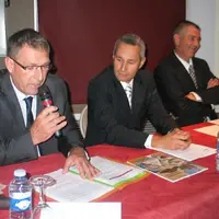 Dominique Giraud, M.Besson et le président Gilles Berthonnèche.