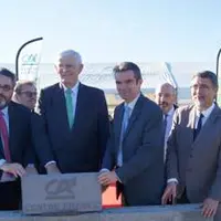 Pose « en équipe » de la 1ère pierre du futur Siège social du Crédit Agricole Centre France: (au premier plan) Olivier Bianchi, Marc Deschamps, Flavie