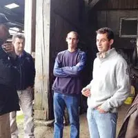 Chez David Chauve, discussion entre Ibrahim Diallo, des agriculteurs du Puy-de-Dôme et Joël Magne.
