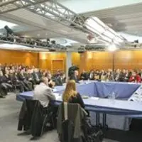 Le président de la République a profité du salon de l’Agriculture pour convier six agriculteurs à une table ronde, dont Michèle Boudoin (ici de dos) é