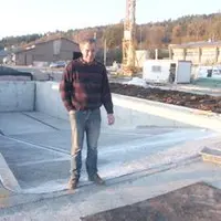 William Rousset, producteur de veaux à l'engraissement, devant son installation de méthanisation.