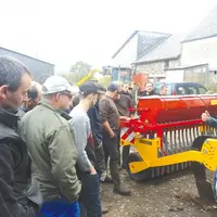 Une cinquantaine d’exploitants étaient présents pour assister à la démonstration du décompacteur et écouter les explications données par Philippe Bonh