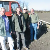 Jean-Claude Delsuc et Jean-Paul Philippon sont ici aux côtés d’Olivier Semonsut, producteur à Gerzat de blé, maïs consommation et betterave sur une su