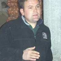 Sébastien Vidal accueille dans son local de stockage (ail rose)