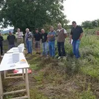 Paul Barbazanges, animateur de la Fédération viticole du Puy-de-Dôme, expose aux viticulteurs ses 
observations des vignes.