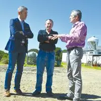 De gauche à droite : Michel Biero, gérant de Lidl France, Joël Amadon, producteur adhérent à l’APLM et Dominique Barrau, président de l’APLM lors de l