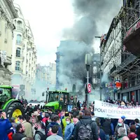 En fin de manifestation, les JA ont pris d’assaut la préfecture de région, où les CRS ont utilisé des gaz lacrymogènes pour disperser la foule.