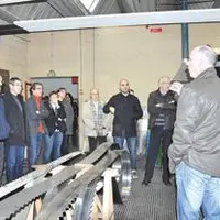 Gérard Vial, responsable pédagogique des formations scieries au CFA d’Ambert, explique aux invités les spécificités des métiers de la scierie.
