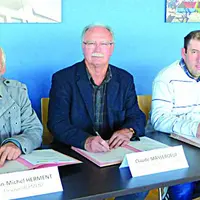 Jean-Michel Herment, Claude Masseboeuf, Jérôme Arnaud ont signé une convention pour le co-compostage à la ferme d’effluents d’élevage et de végétaux.