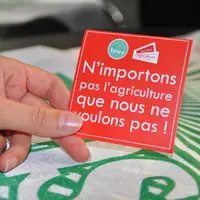 Un slogan choc pour alerter les consommateurs sur les dangers des accords de libre-échange Mercosur et Ceta (Canada).