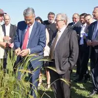 Jean Jack Queyranne et René Souchon découvrent l’histoire du blé et son évolution depuis plus de 10 000 ans à travers la visite de la vitrine du blé c