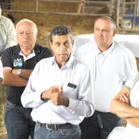 Xavier Beulin, aux côtés des responsables professionnels d’Auvergne-Rhône-Alpes, était en septembre 2016 sur l’exploitation du Gaec des Prés dans le P