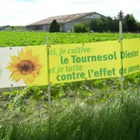 Au bord des routes de la Limagne, les banderoles rappellent au grand public le rôle indispensable de l’agriculture