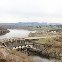 Barrage et lac de Villerest dans la Loire.