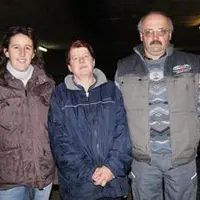 Géraldine Dupic, aux côtés d’Evelyne et Daniel Martin, éleveurs à Saint-Victor-La-Rivière.
