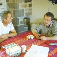 De gauche à droite, Yannick Chassaing et Christophe Crochet font le constat des faibles rendements des céréales d’hiver dans leur canton.