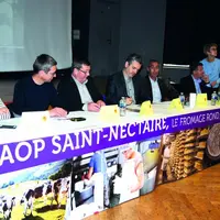 Jacques Chazalet, président de la Safer AuRA et Patrice Viala, président de l’ISN ont signé la convention de partenariat en présence de Jean-Marc Boye
