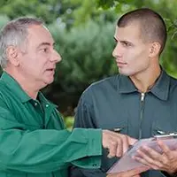 Apprentissage, alternance, aide à l’embauche : le gouvernement incite les entreprises à employer des jeunes.