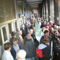 Les moins prévoyants ont vite trouvé refuge sous les arcades attenantes à la préfecture