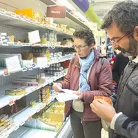 À Thiers, les producteurs de lait dont Sabine Tholoniat et Denis Guérin ont apposé des tracts FDPL dans une grande surface afin d’expliquer la pénurie
