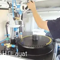 Plusieurs appareils permettent de mesurer les caractéristiques du pulvérisateur et de ses éléments. Ici, vérification de l’état des buses.