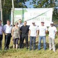 Les agriculteurs et les élus locaux se sont rassemblés au pied du Panoramique des Dômes pour la pose de la première banderole de la « Vache Verte, l’é