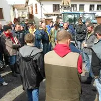 Les producteurs de lait livrant à la Laiterie Antoine Garmy sont venus en famille manifester leurs inquiétudes à propos de leur avenir et celui de l’u