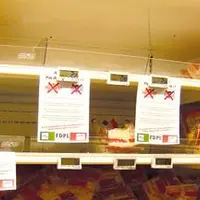 Rayons vides  et messages explicatifs laissés par les producteurs de lait du Puy-de-Dôme.