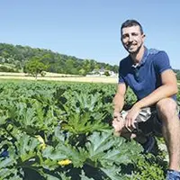 Au milieu de ses courgettes, Nicolas Chatard goûte la satisfaction d’avoir relevé le défi de la production maraîchère.