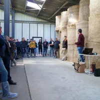 Au Gaec des Patureaux, les futurs porteurs de projet et les visiteurs ont découvert la stabulation libre sur aire paillée et échangé avec les éleveurs