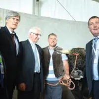 Stéphane Le Foll est allé à la rencontre des éleveurs, notamment ceux de la race aubrac, en concours national, cette année au Sommet.
