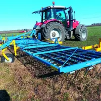 Herse étrille à ressorts utilisée sur la parcelle.
