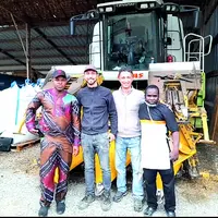 Deux jeunes agriculteurs burkinabés, accompagnés par l'AFDI, ont visité l'exploitation agricole de Nicolas Chatard, président de JA 63.