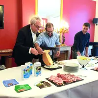 Les administrateurs de l'APLM ont profité d'une dégustation du fromage de raclette Mont Lait  dans les salons de l'Assemblée nationale pour sensibilis