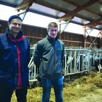 Bruno et Quentin Izard ont investi leur nouvelle stabulation à Laqueuille.