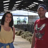 Marion Delobeau, conseillère énergie à la Chambre d'agriculture du Puy-de-Dôme et Sébastien Montalban éleveur de vaches laitières à Limons réunis dans